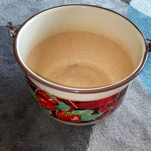 Large Enamelled Milk pot, Strawberry print - Picture 2 of 12